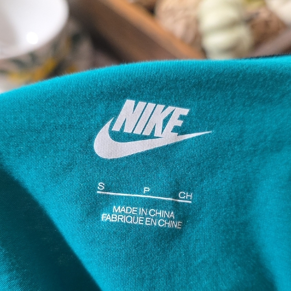 Nike Turquoise Sleeveless Shirt - Picture 3 of 3